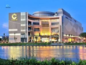 Location advantages of staying at Vien Dong Hotel District 7 for a relaxed yet connected Saigon stay