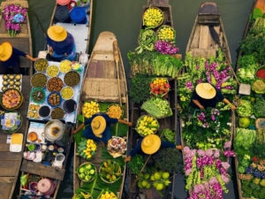 Daily life on the water seen through a traveler’s perspective during an unhurried morning