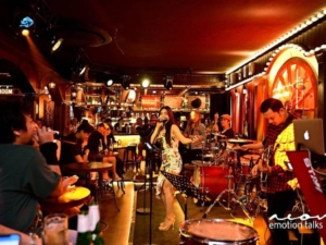 Why travelers love exploring bars in Thao Dien after sunset