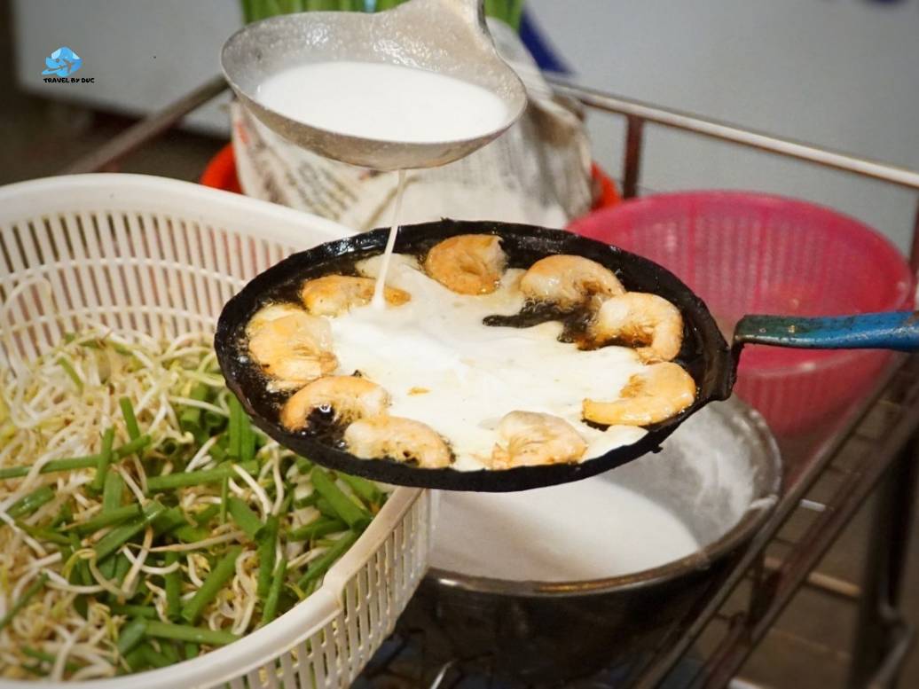 Best banh xeo in Saigon and the sound of sizzling street pans Bánh xèo Ba Híu and the crispy mekong style tradition