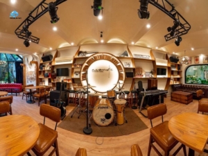 Acoustic bar lullaby and a soft and emotional atmosphere