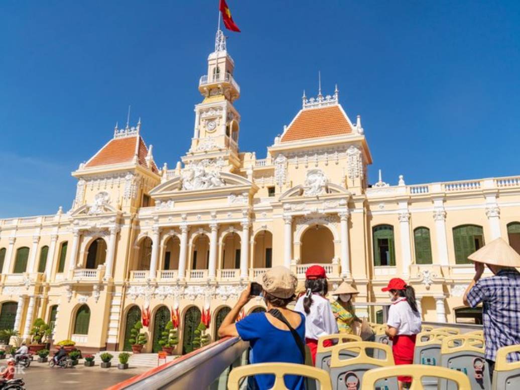 How to enjoy city sightseeing Saigon in hot and rainy weather What should you pack for a comfortable day of sightseeing in Saigon?